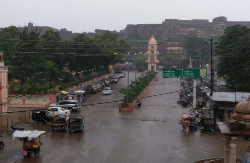 The clouds burst the last 5 years record बदरा बरसे तो एेसे कि फिर तोड़ा पिछले 5 साल का रिकॉर्ड, होने लगी परेशानी