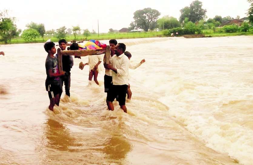 huge rain in gwalior chambal region भीषण बारिश: बारिश से हाहाकार, नदियां उफान पर, नाले में बहा किशोर, 36 को सेना ने बचाया