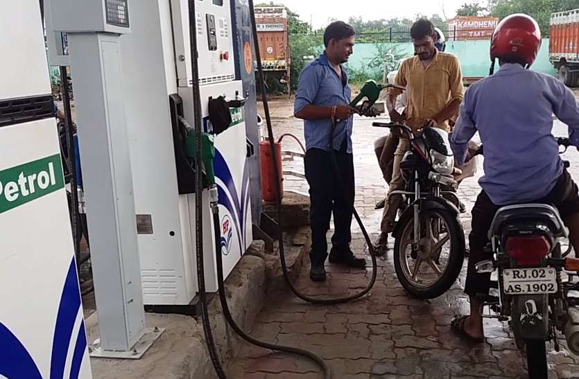 petrol diesel राजस्थान में पेट्रोल-डीज़ल में VAT कटौती का फ़ायदा उठा रहे पडोसी राज्य, सस्ते दामों में ऐसे बिक रहा तेल