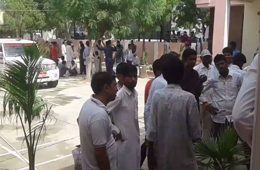 fraud on selling cheap mobile handsets in Hanumangarh राजस्थान में यहां केवल 95 रूपए में स्मार्ट फोन देेने की घोषणा, मौके पर भारी भीड़