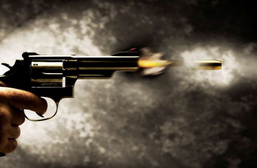 pistol रोड पर आपस में भिड़े पति-पत्नी, चली गोली, एक महिला हुई घायल