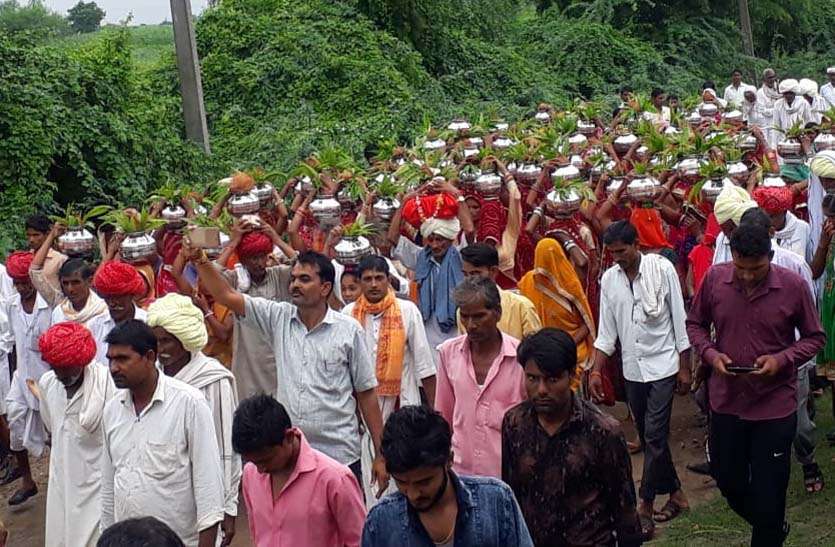 kalash-yatra-on-bhagwat-gyan-yyyyadya-katha-mahotsav श्रीधरणीधर जन्मोत्सव एवं भागवत ज्ञानयज्ञ कथा महोत्सव पर कलश यात्रा निकाली