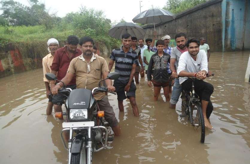 Water in under-bridge, mud on the road अंडरब्रिज में पानी, सडक़ पर कीचड़