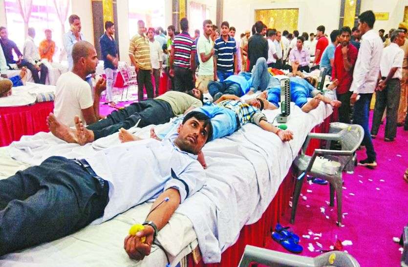 sikar news ऐसा अनूठा शिविर जिसमें 2 हजार 116 लोगों ने किया महादान और बदले में पाया सुरक्षा उपकरण