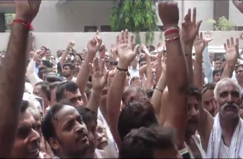 Rashan Dealers protest राशन डीलरों के भ्रष्टाचार के खिलाफ जिला पूर्ति अधिकारी की कार्रवाई से भड़के कोटेदार