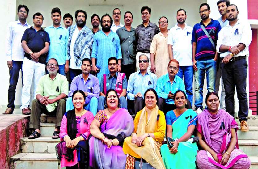 system संगीत विवि शिक्षकों ने काला पटटी लगाकर किया अध्यापन कार्य