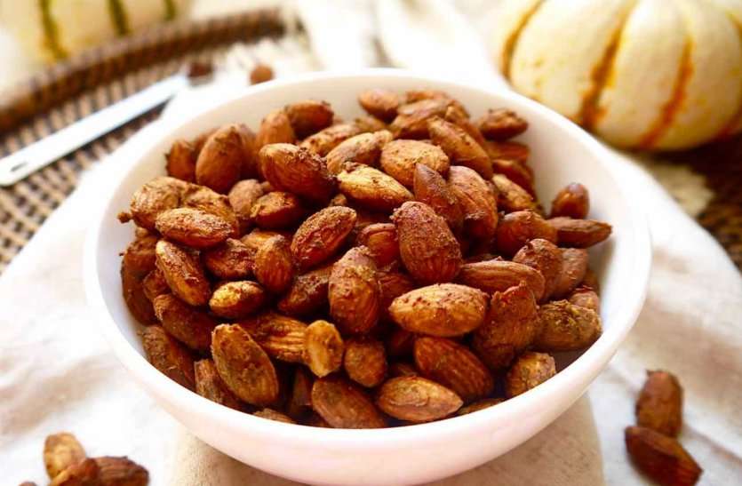 roasted almonds मेहमानों के लिए घर में ही बनाएं रोस्टेड बादाम