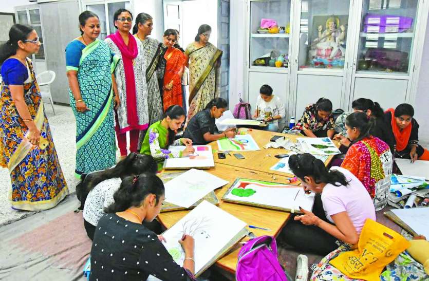 patrika युवा उत्सव में कॉलेज के विद्यार्थियों ने रंगों से दिया स्वच्छता का संदेश