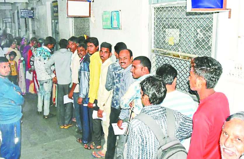 patrika सप्ताह के अंतिम दिन बड़ी संख्या में जिला अस्पताल पहुंचे मरीज
