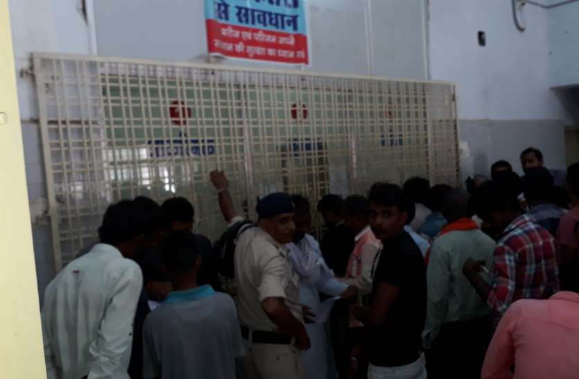 Patients getting medicines at the casual counter of SGMH संजय गांधी अस्पताल के आकस्मिक काउंटर पर मरीजों को नहीं मिल रहीं दवाएं, एनटी रैबीज इंजेक्शन का टोटा