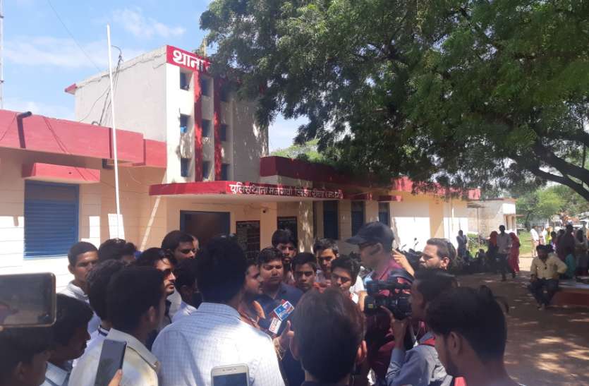 rewa MP में पादरी पर लालच देकर धर्मांतरण कराने का आरोप, हिंदू स्वभिमान सेना ने थाने में जमकर किया हंगामा