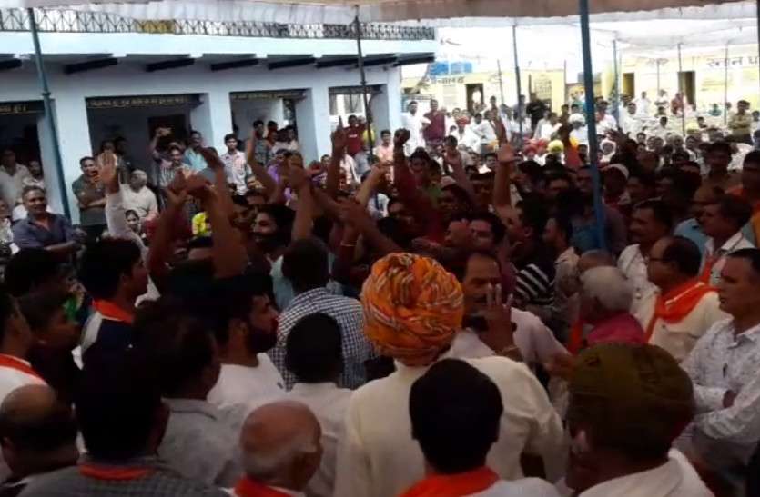 ruckus in Rawat community program in ajmer सम्मान समारोह में नेताओं को ना बुलाना पड़ा महंगा, समर्थकों ने जमकर मचाया उत्पात, कुर्सियां फेंक किया हंगामा