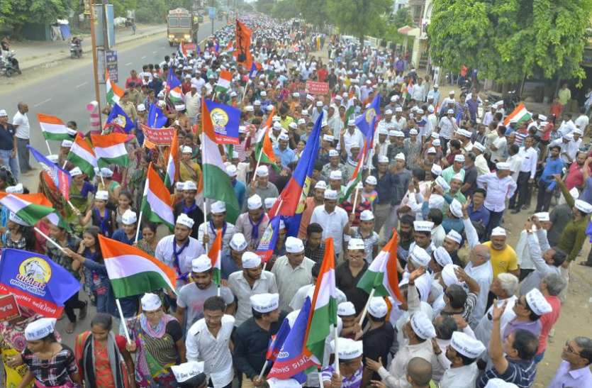 About 32 kilometers long journey हार्दिक के समर्थन में पाटीदारों की पदयात्रा