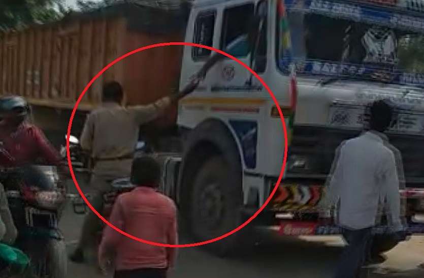 up news भारत-नेपाल सीमा पर ट्रकों से की जा रही अवैध वसूली