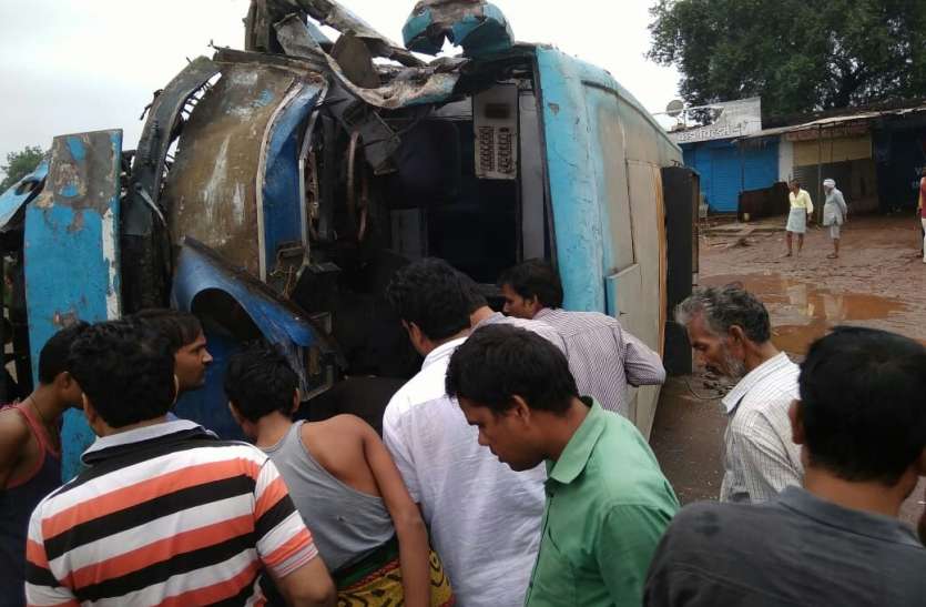 Accident, bus driver, harvester, injured, police action, shivpuri news, shivpuri news in hindi, mp news यात्रियों की जान खतरे में डाल बस से कूद भागा चालक