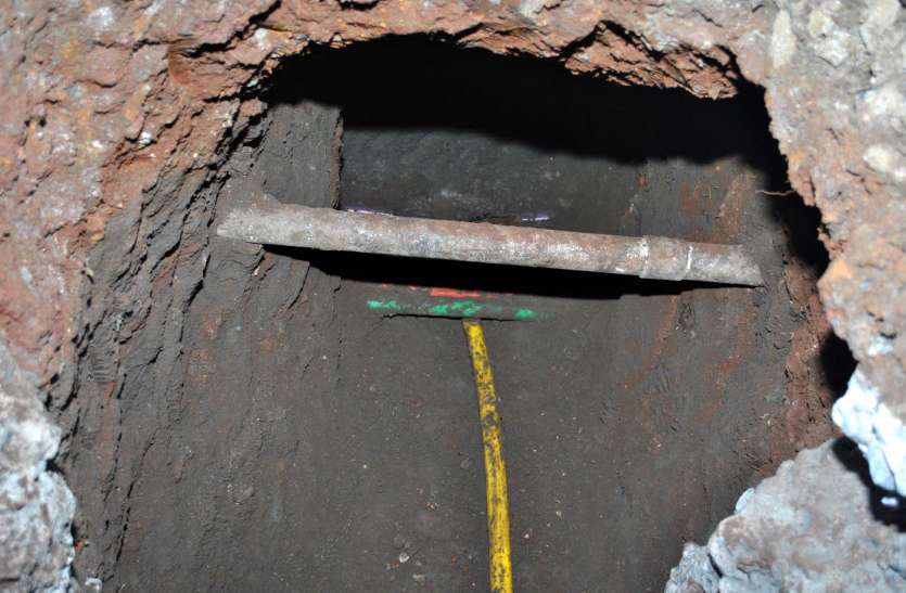sadak उद्घाटन से पहले ही करोड़ों की सड़क हो रही खोखली