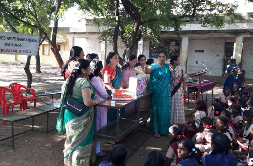 Sanitary napkin vending machine सेनेटरी नैपकिन वेंडिंग मशीन लगाई