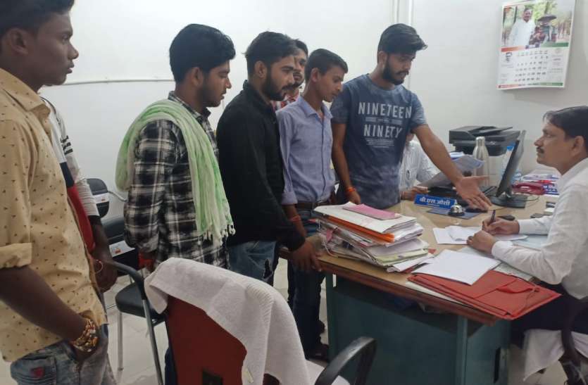 mungeli अभिहीत अधिकारी के खिलाफ सौंपा तहसीलदार को ज्ञापन, कार्रवाई की मांग
