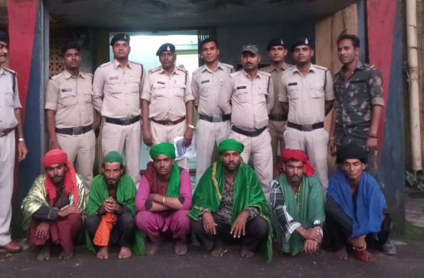 जादू का खेल दिखाकर ठगी करने वाला गिरोह पकड़ाया, रुपए दोगुना करने का देते थे झांसा, मांगने पर कहते थे हो गया गायब Video- जादू का खेल दिखाकर ठगी करने वाला गिरोह पकड़ाया, रुपए दोगुना करने का देते थे झांसा, मांगने पर कहते थे हो गया गायब