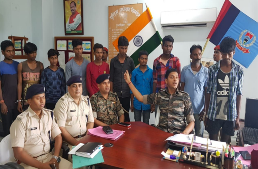 police सड़क निर्माण कंपनी के कैंप पर हमले की योजना विफल,हथियार के साथ 12 गिरफ्तार