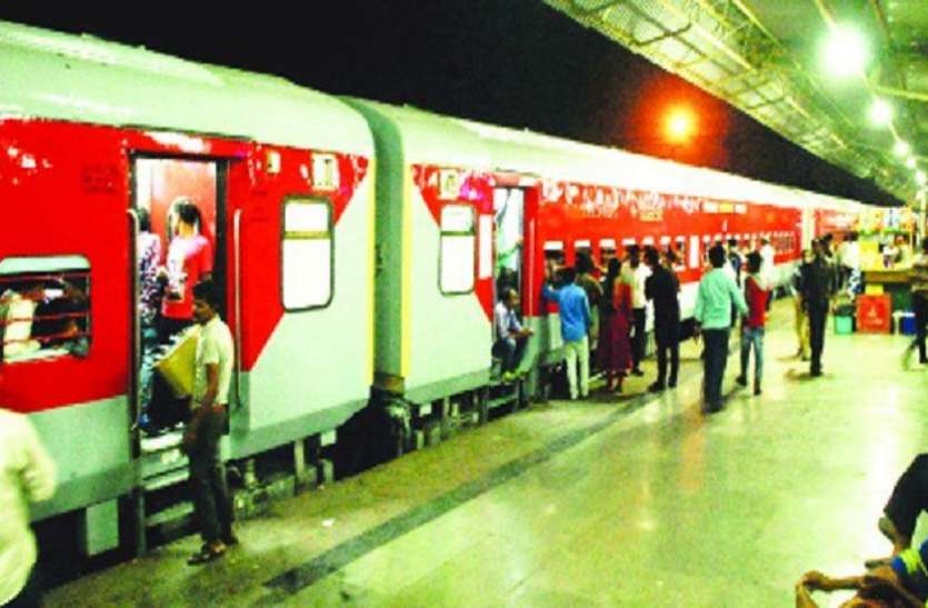 kolkata, west bengal वृद्ध दंपती से टिकट परीक्षक ने की बदसलूकी