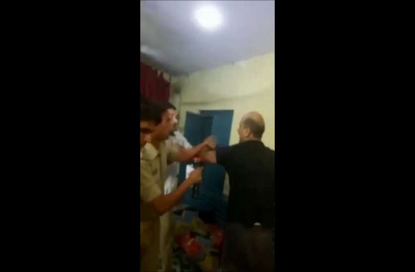 moradabad पुलिस चौकी में मारपीट का वीडियो वायरल,वजह कर देगी आपको हैरान