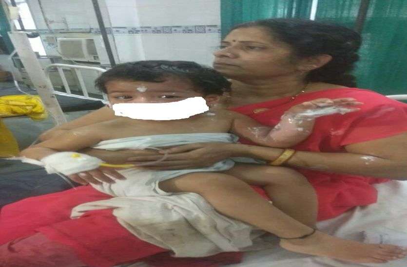 patrika महाकाल मंदिर में खेल रही बच्ची गर्म दाल से झुलसी