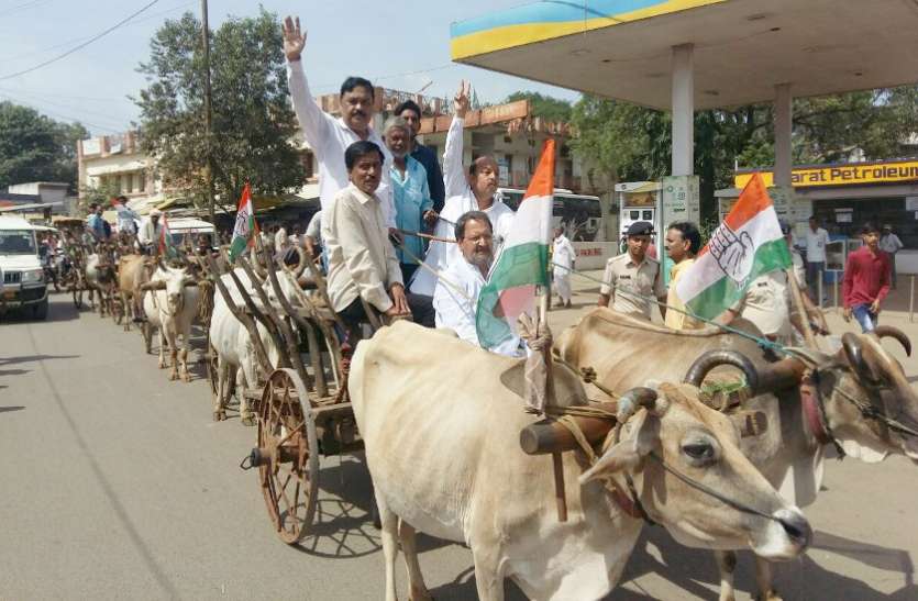 India shut down, Congressman, inflation, petrol-diesel, price rise, BJP, opposition, bullock cart, demand, CM, PM जब नगर बंद कराने बैलगाड़ी में निकले कांग्रेसी तब...