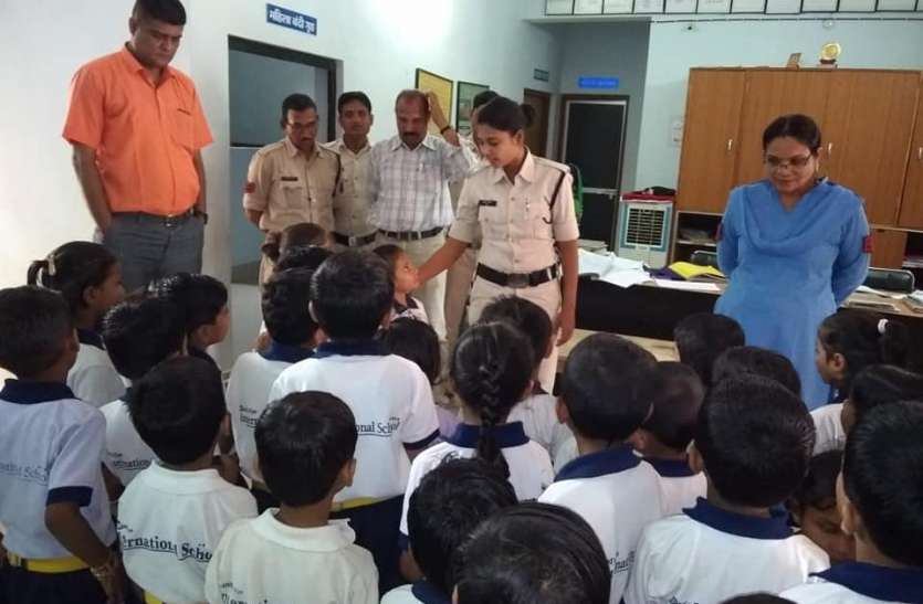 mungeli news बच्चों को दी गई पुलिस कार्यों की जानकारी