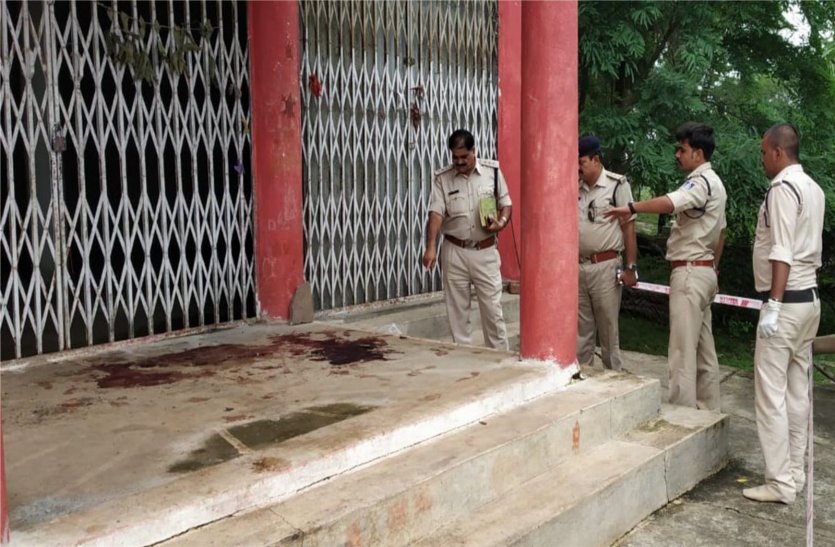 Ruthless murder of the person at the main entrance of the temple मंदिर के मुख्य द्वार पर व्यक्ति की निर्मम हत्या, क्षेत्र में फैली सनसनी