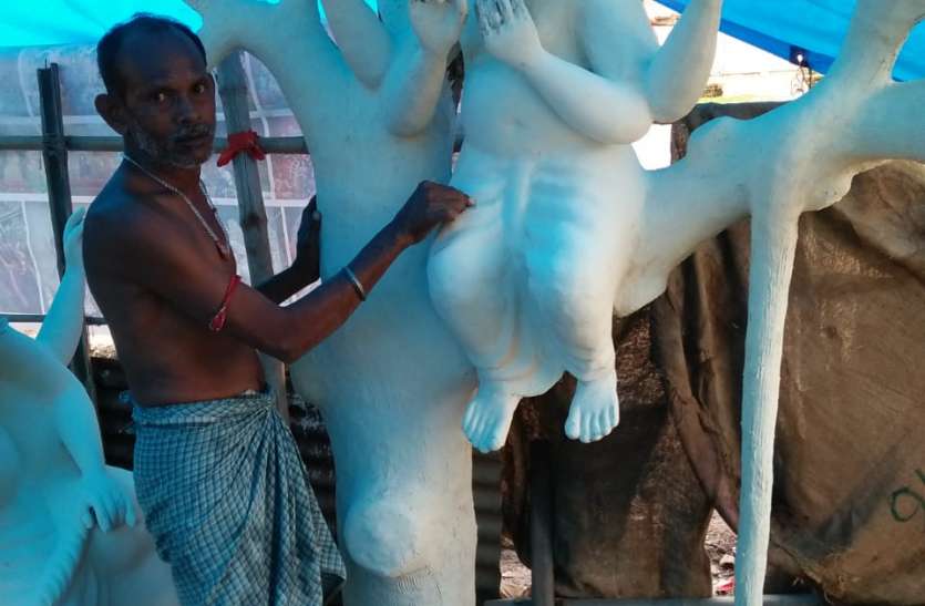 Ganesh गणेश उत्सव मनाने तैयारियां शुरू, मूर्तियों के रंगरोगन में जुटे मूर्तिकार