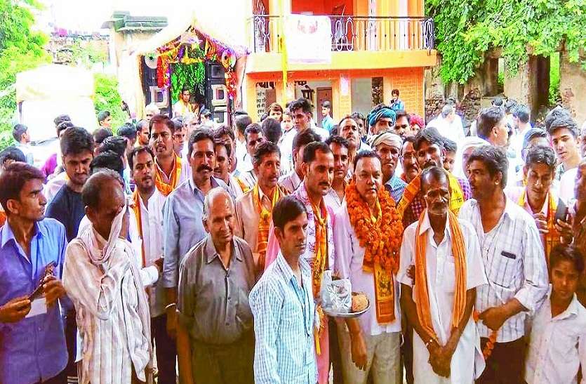 मुख्य अतिथि व मौजूद अन्य। गणेश पदयात्रा रवाना