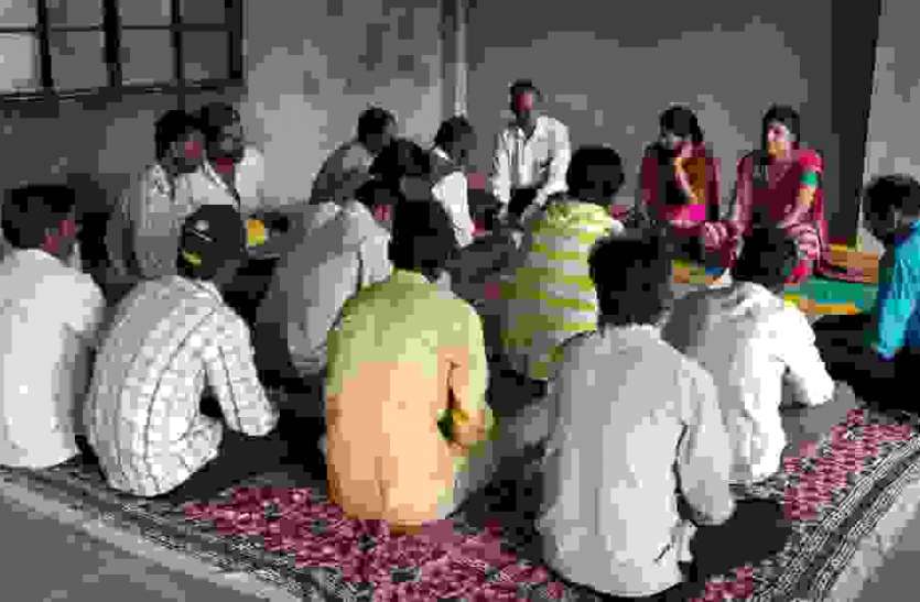 pratapgarh बेटी को लिया गोद, स्कूल में घडिय़ा भेंट की