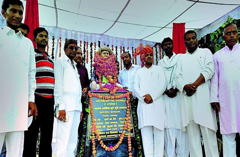 अतिथि व पदाधिकारी। 200 प्रतिभाओं को किया सम्मानित