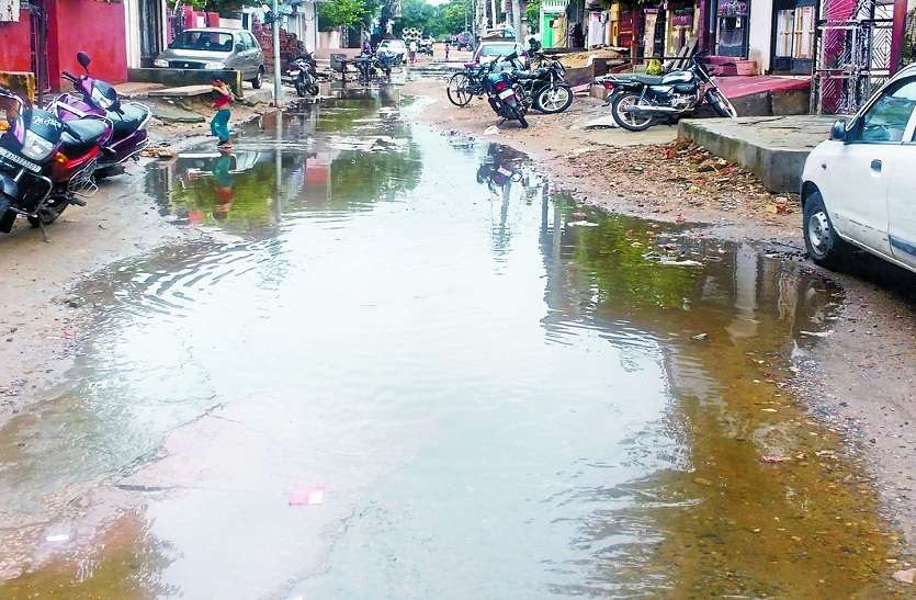 sawaimadhopur वार्ड-44: लोगों को हो रही परेशानी, नालियां जाम, सड़कों पर बह रहा पानी