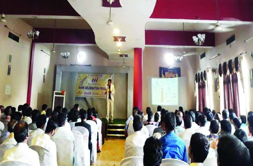 थोड़े समय में ही लखपति बनने का सपना दिखाकर भोले-भाले ग्रामीणों से वसूली जा रही रकम थोड़े समय में ही लखपति बनने का सपना दिखाकर भोले-भाले ग्रामीणों से वसूली जा रही रकम