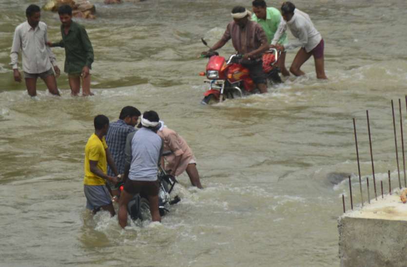 Risk in the path of faith lives while crossing the bridge आस्था की राह में जोखिम, पुल पार करते समय रहता है जान को खतरा