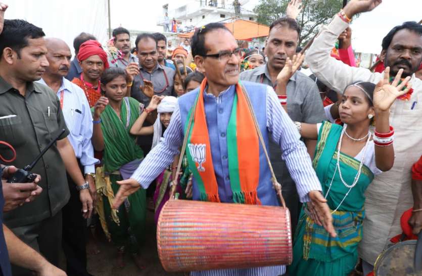 Congress has removed poverty instead of poverty: Shivraj काग्रेस ने गरीबी की जगह गरीबो को हटाया : शिवराज