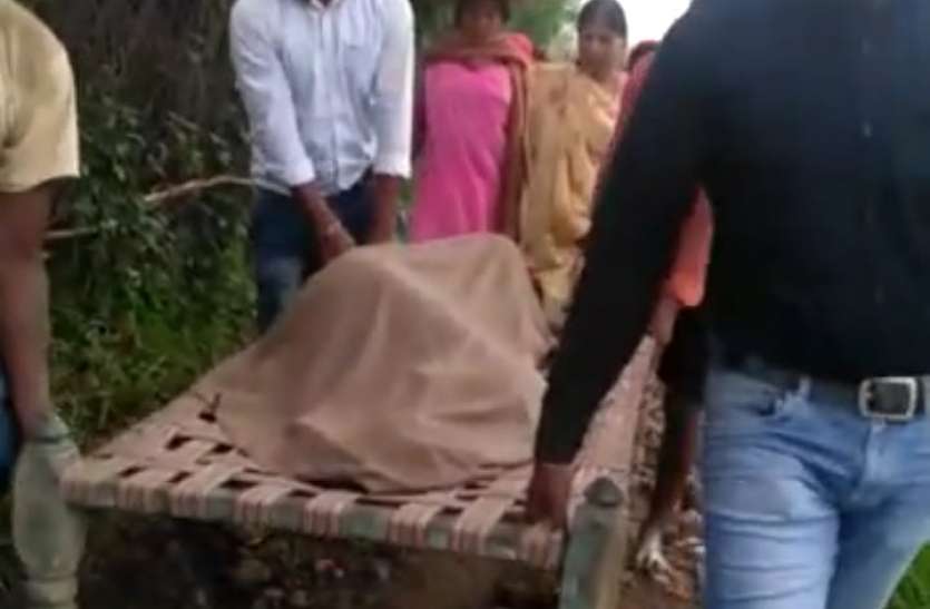 To the main road delivered to the grandmother in bed प्रसूता को पलंग में लिटाकर पहुंचाया मुख्य मार्ग तक