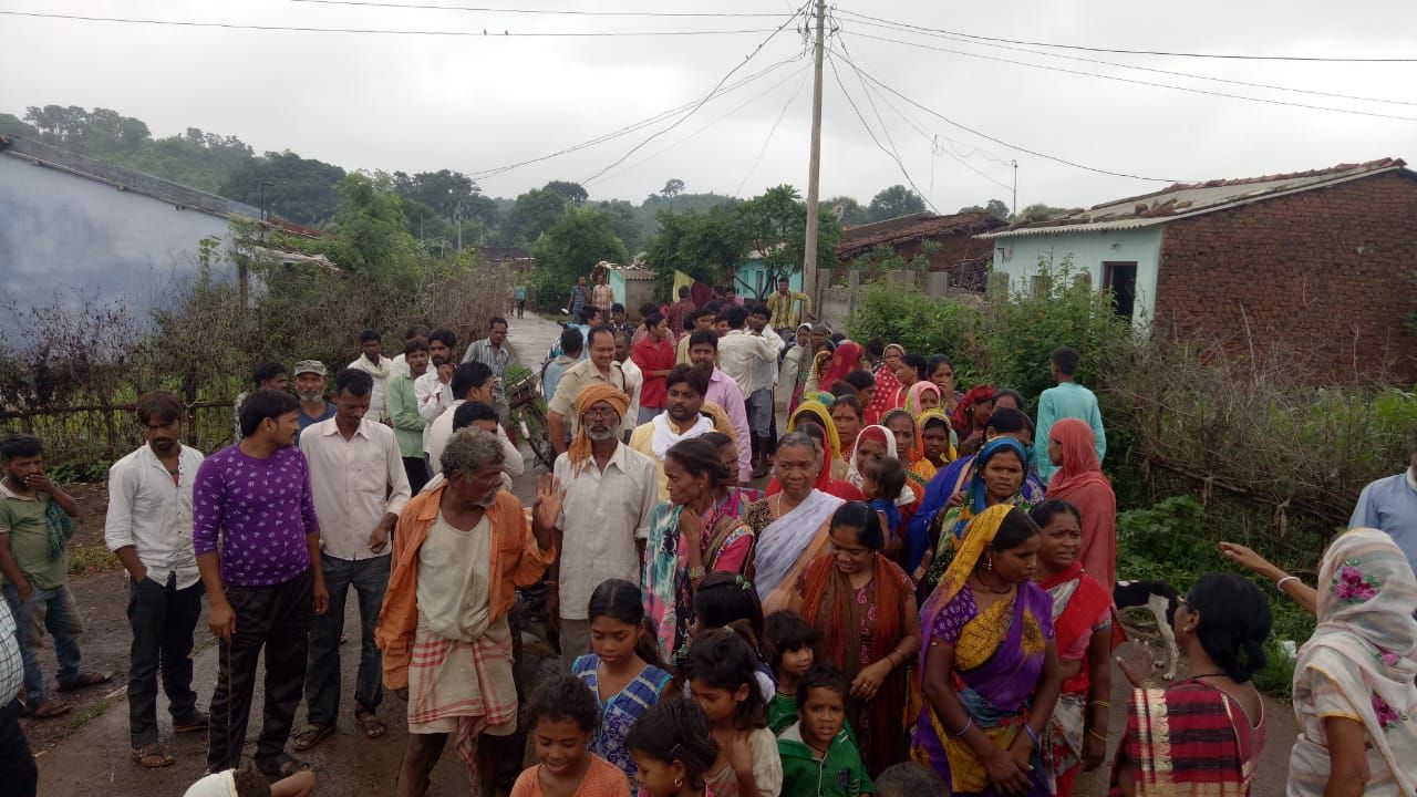 crime news seoni अवैध शराब बेचने वाले के घर महिलाओं का हंगामा, जब्त हुआ 15 लीटर शराब