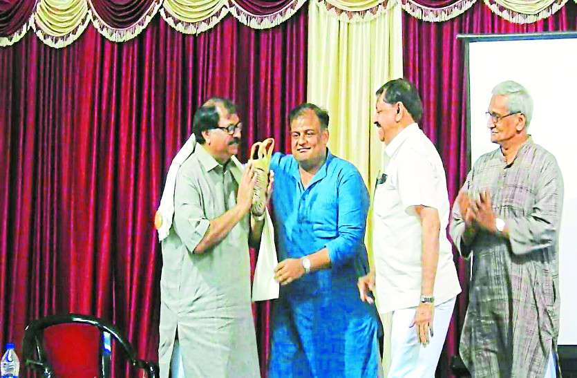 Rajesh badal गांधी ने लिखे होंगे 5 करोड़ शब्द, हर शब्द के भीतर पूरे विचार जैसी गहराई है: बादल