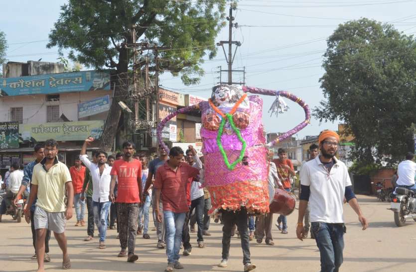 pola घेऊन जा री नारबोद के साथ मनाया मारबत पर्व जर्जर सड़क को लेकर निकला मारबत का पुतला