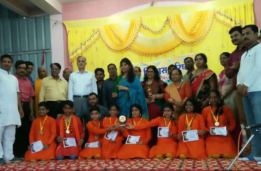 Himalaya will stand for higher victory margin, students win in group competition ऊंची विजय पताका लिये हिमालय खडा रहेगा, समूहगान प्रतियोगिता में छात्र-छात्राओं ने जीता पुरस्कार