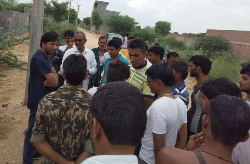 Negligence : Electric wire dropped in ward बिजली के टूटे तार के करंट से गाय की मौत पर लोगो ने किया प्रदर्शन