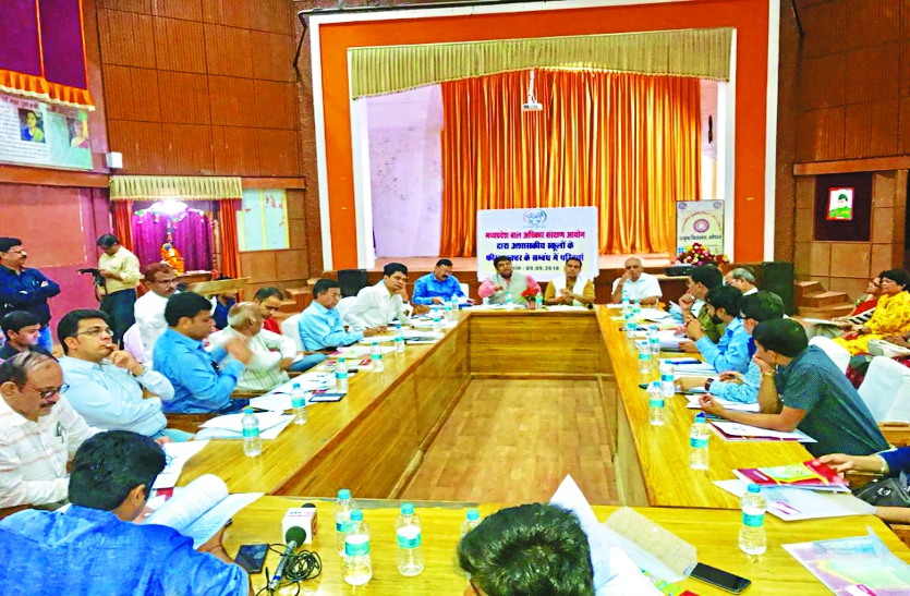 school fee निजी स्कूलों की फीस पर सख्त नियंत्रण की जरूरत