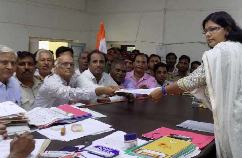 kaangres vidhaayak ke kshetr mein kaangres nahin kar pae band कांग्रेस विधायक के क्षेत्र में कांग्रेस नहीं कर पाए बंद