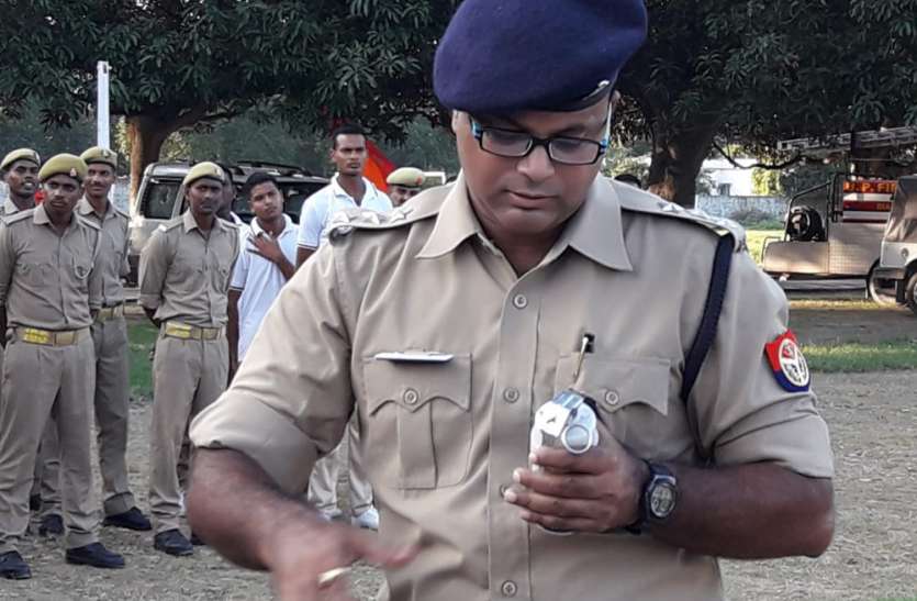IG Sujeet Pandey participate in police mock drill Lakhimpur Kheri news जब आईजी ने तानी बंदूक, तो बम लेकर पहुंच गया ये पुलिस अधिकारी, चारों तरफ पसरा सन्नाटा