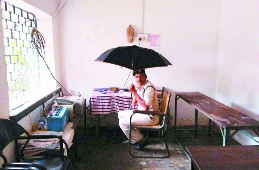 dismantle buildings On two Police outposts in sidhi district मध्यप्रदेश: जर्जर भवनों में लग रही पुलिस चौकियां, छाता लगाकर पुलिसकर्मी करते हैं काम