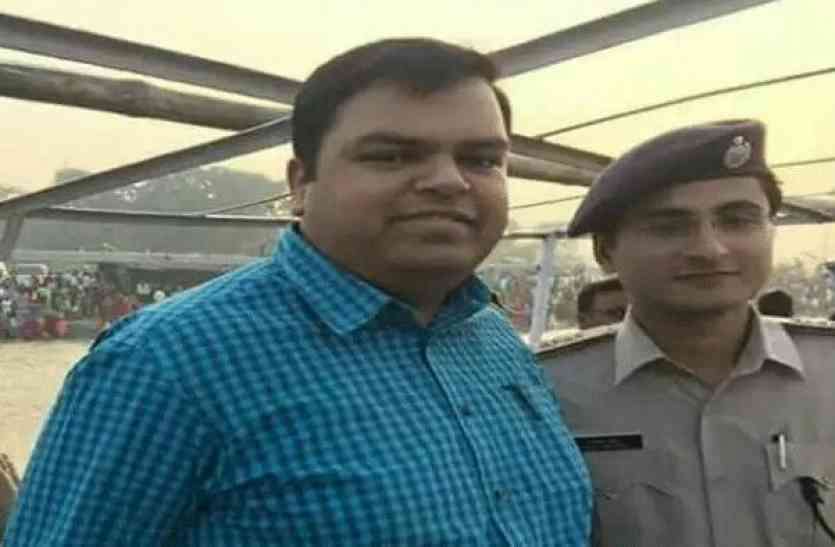 Mukesh Pandey IAS file photo IPS सुरेंद्र दास की तरह इस युवा DM ने भी खुदकुशी कर सभी को चौंका दिया था, देखें वीडियो