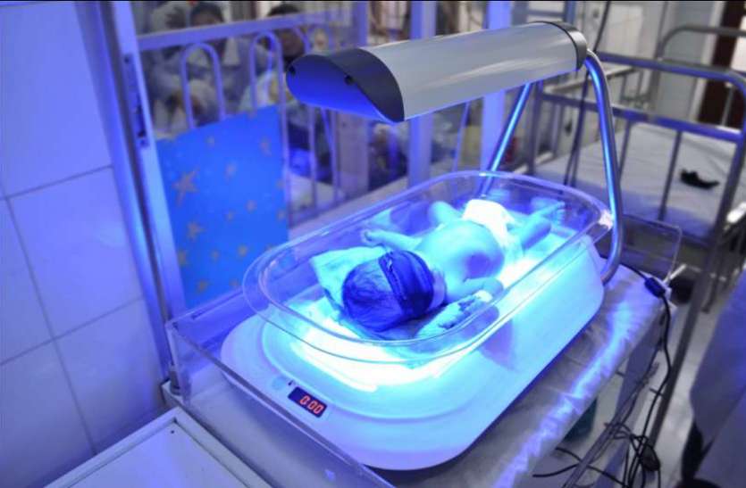 Side Effects of Rain Vitamin D Infants Photo Therapy बारिश के साइड इफैक्ट, विटामिन-D के लिए 18 शिशुओं को देना पड़ रही 'फोटो थैरेपी